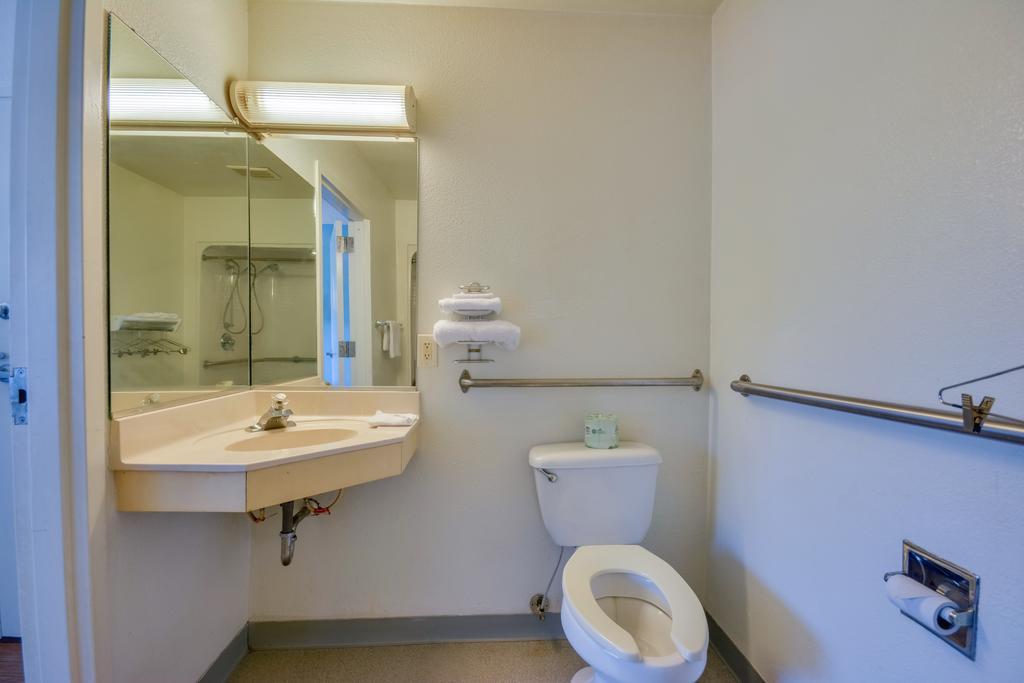 Rodeway Inn Tillmans Corner Ngoại thất bức ảnh