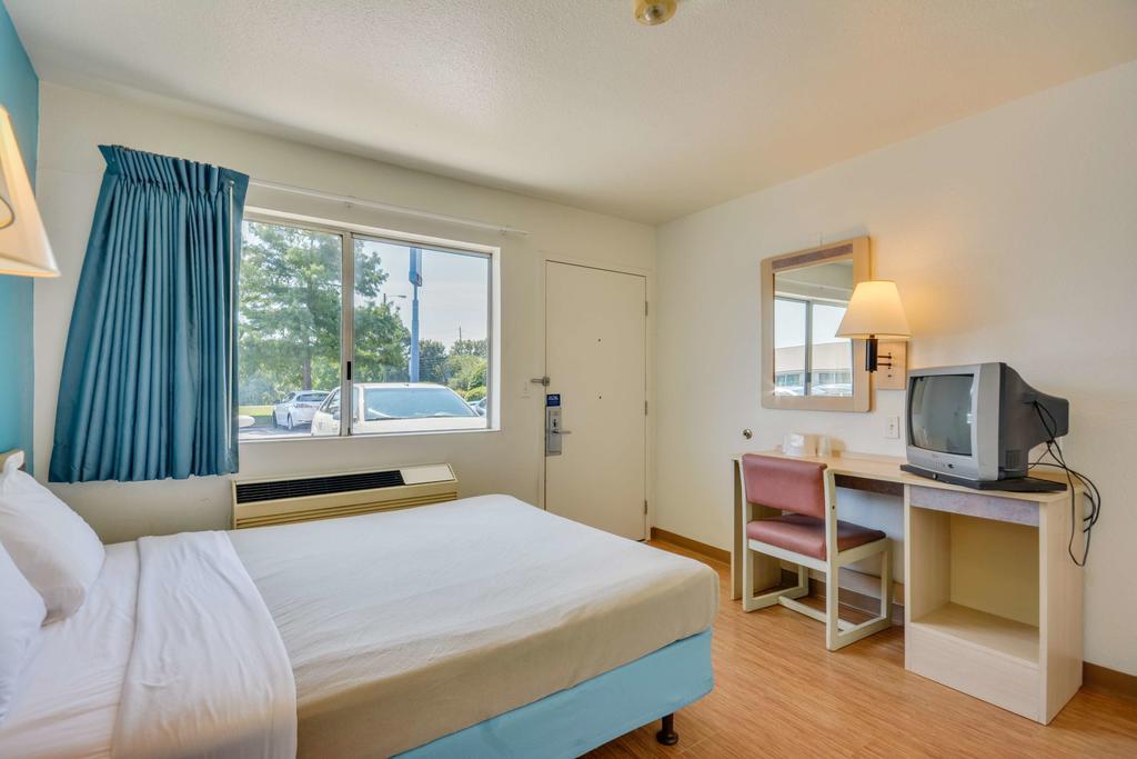 Rodeway Inn Tillmans Corner Ngoại thất bức ảnh