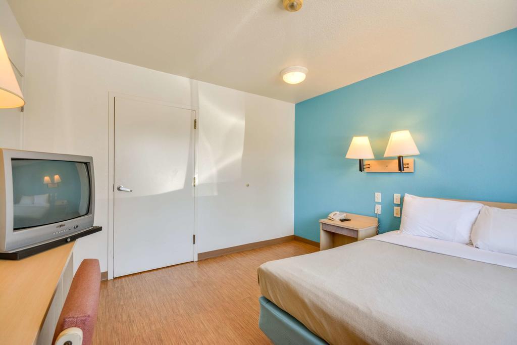 Rodeway Inn Tillmans Corner Ngoại thất bức ảnh