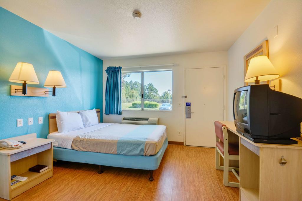 Rodeway Inn Tillmans Corner Ngoại thất bức ảnh