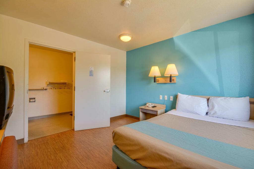 Rodeway Inn Tillmans Corner Ngoại thất bức ảnh
