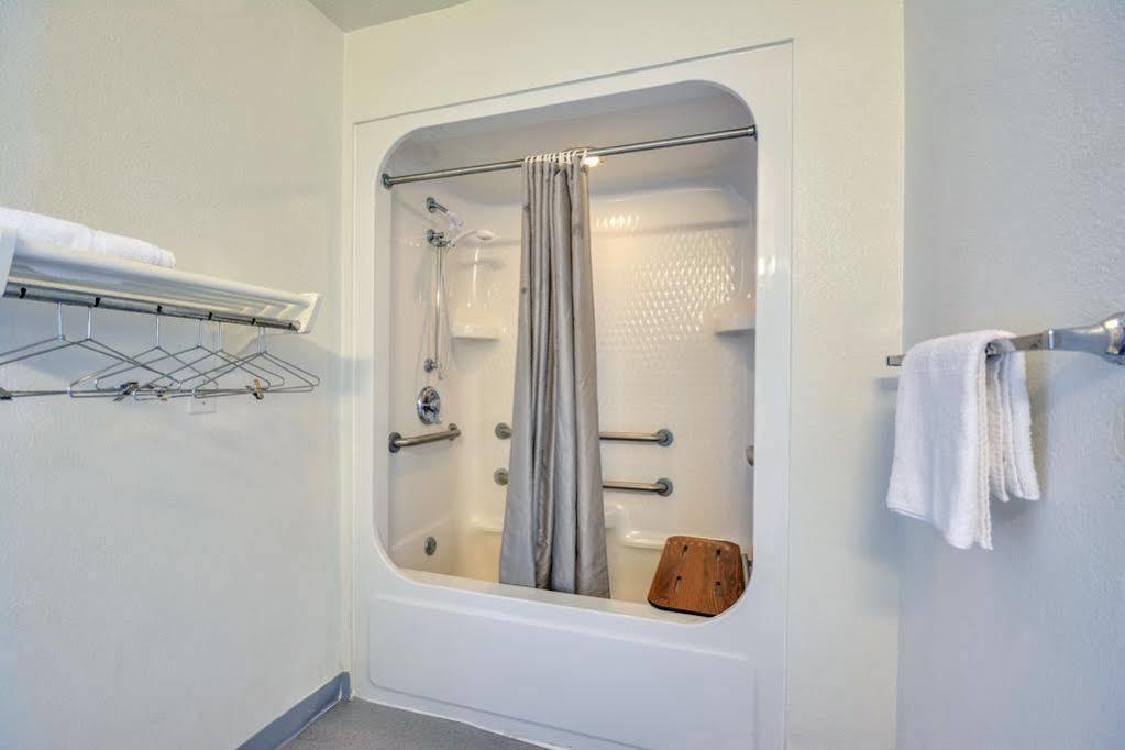 Rodeway Inn Tillmans Corner Ngoại thất bức ảnh