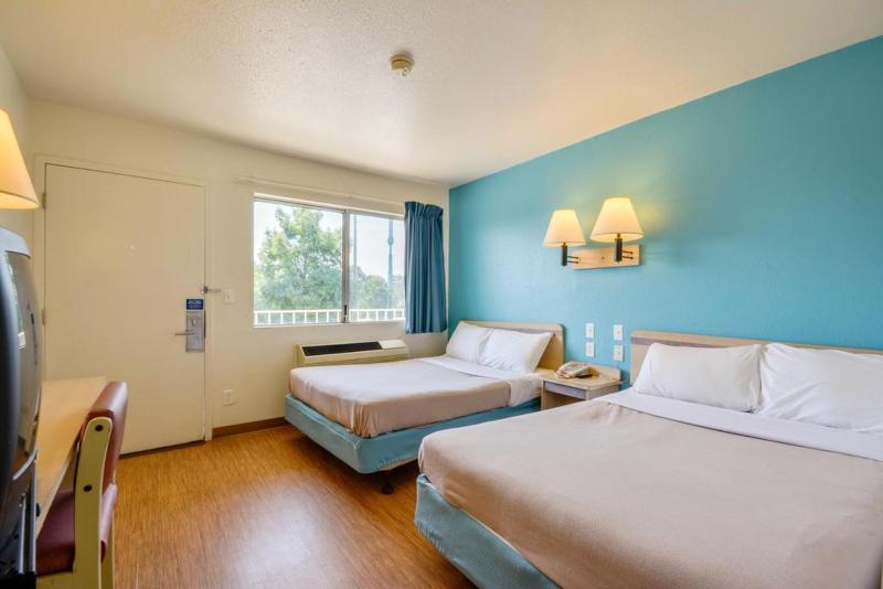 Rodeway Inn Tillmans Corner Ngoại thất bức ảnh
